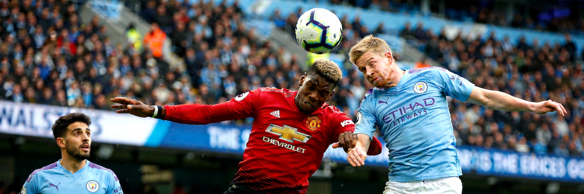 英超曼市德比激烈拼抢 - 足球运动员争顶头球